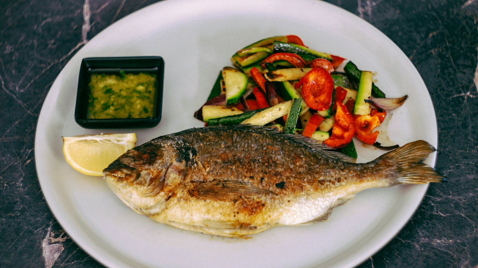 Ganze gegrillte Dorade mit Gemüse