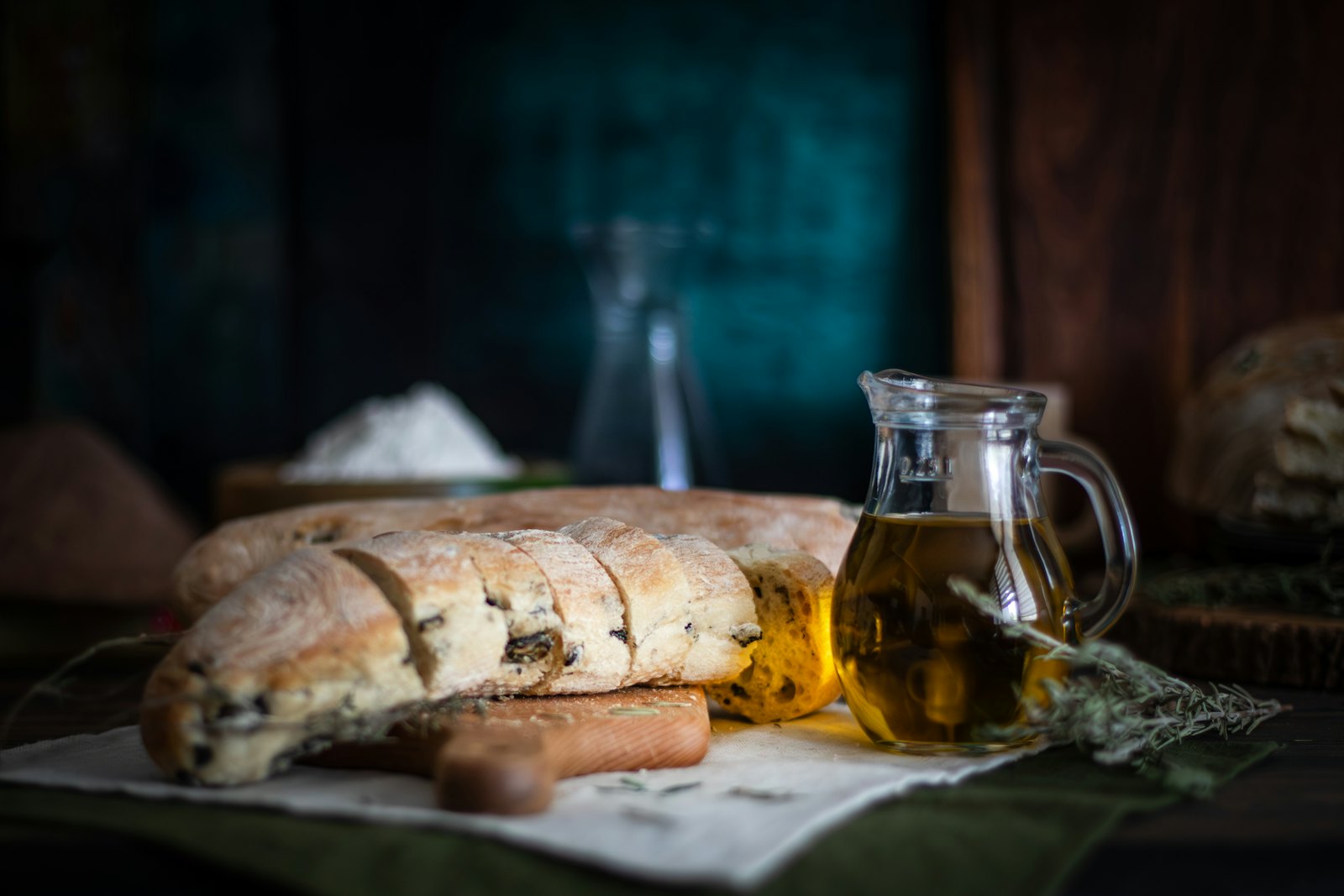 Hausgemachtes Brot mit Olivenöl