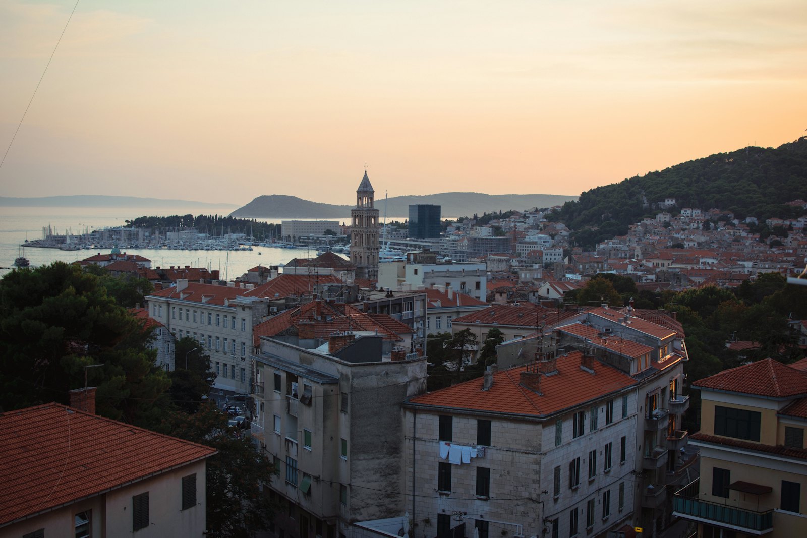 Dächer und Glockenturm der Altstadt von Split bei Sonnenuntergang